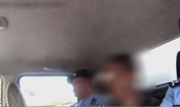 网红吃瓜挨揍事件视频,一场网络暴力引发的争议