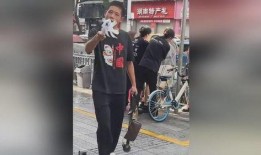 男子路边吃瓜视频下载免费,男子路边吃瓜视频走红，免费下载引网友热议